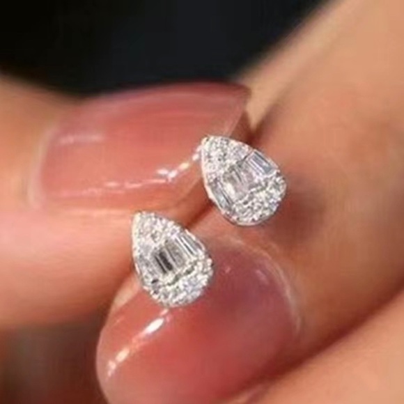 14k White Gold Pear Cut Sparkling Stud Earrings Elegant Zirconia / Diamond Look - Picture 1 of 6